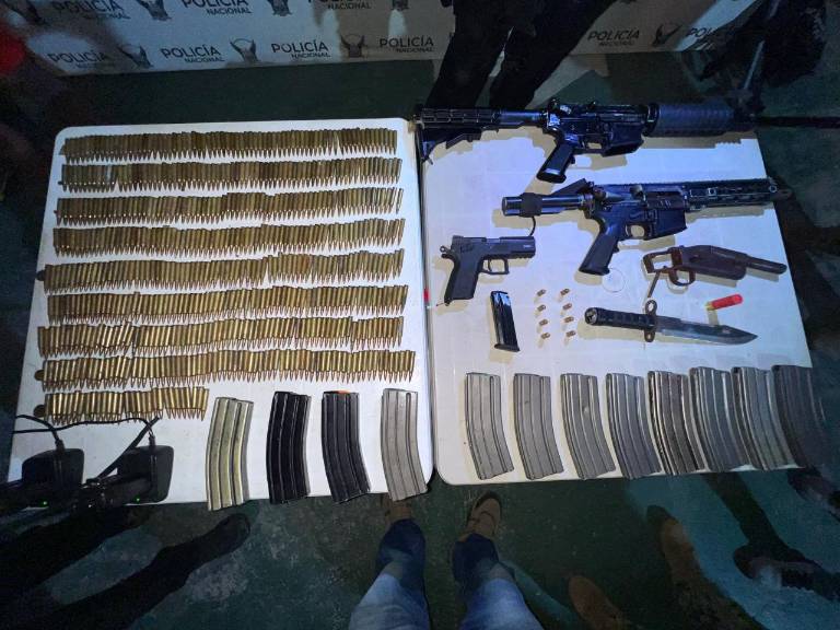 $!Armas y municiones que estaban en poder de los dos detenidos.