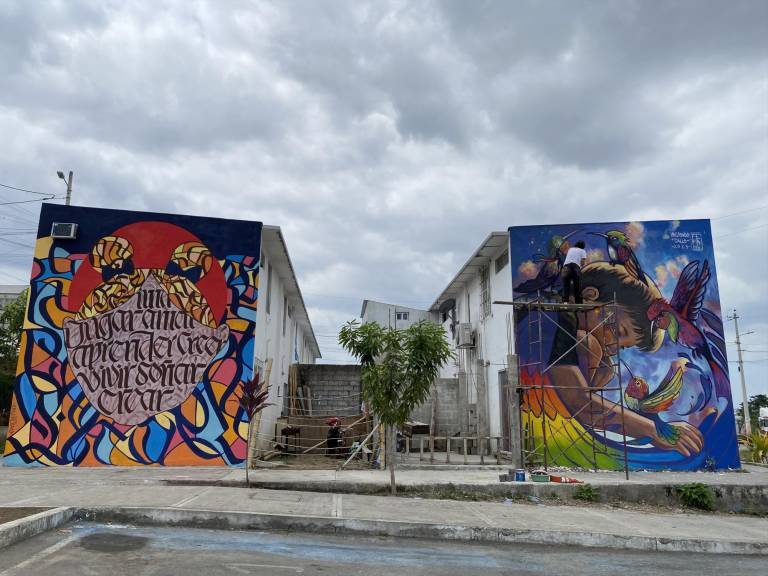 $!A la derecha Estefanía Cox artista urbana de Perú que intervino en los murales realizados en Nuevo Ceibos Socio Vivienda 3.