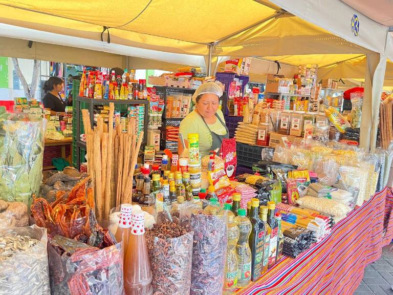 $!Foto de uno de los puestos ubicados a las afueras del mercado de Surquillo, en Lima.