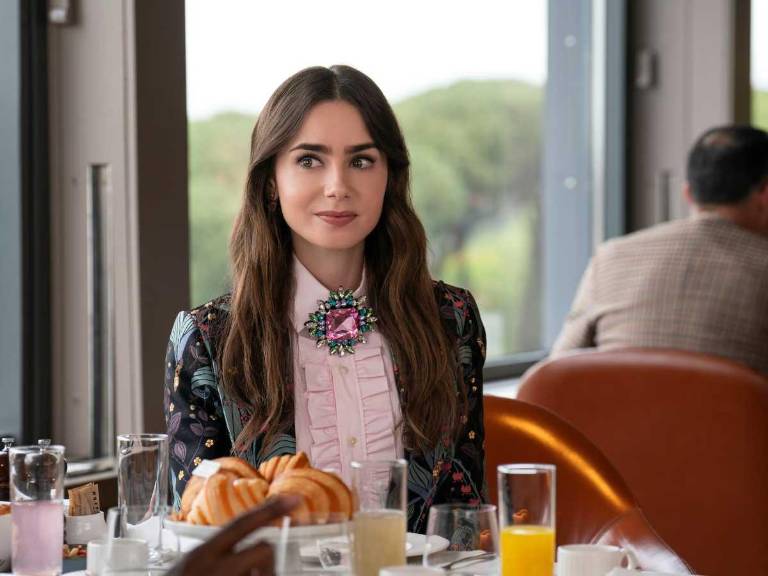 $!Lily Collins sorprende con un corte bob que marcará un nuevo capítulo en la vida de Emily.