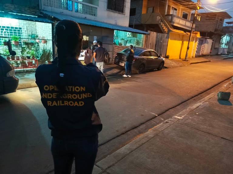 $!Una agente de Operation Underground Railroad en la zona donde se ejecutó el operativo.