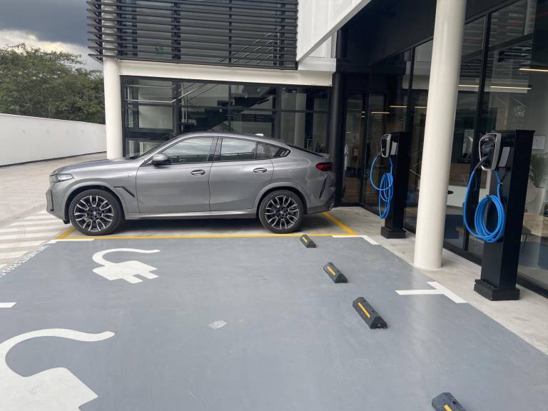 $!Cargadores para autos eléctricos instalados en los exteriores de las nuevas instalaciones en Cumbayá.