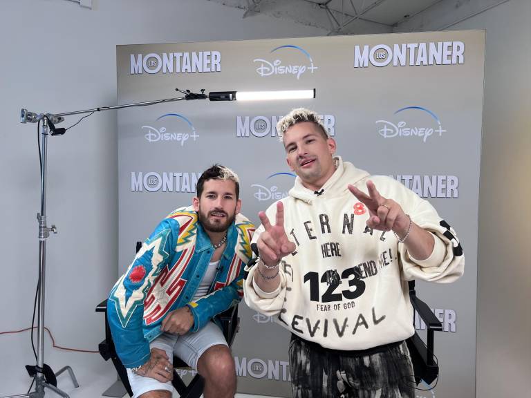 $!Los cantantes Mau y Ricky Montaner posan para Efe durante una entrevista hoy, en Miami, Florida (EEUU), debido a la serie “Los Montaner”, que se estrenó este miércoles en Disney +.