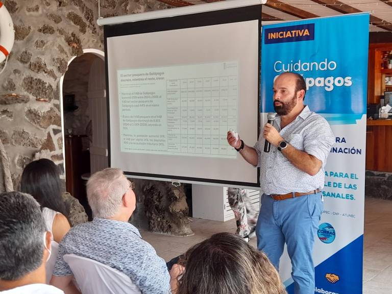 $!Guillermo Morán, gerente de Tunacons, explicó los componentes de la iniciativa en el lanzamiento de 'Cuidando Galápagos'.
