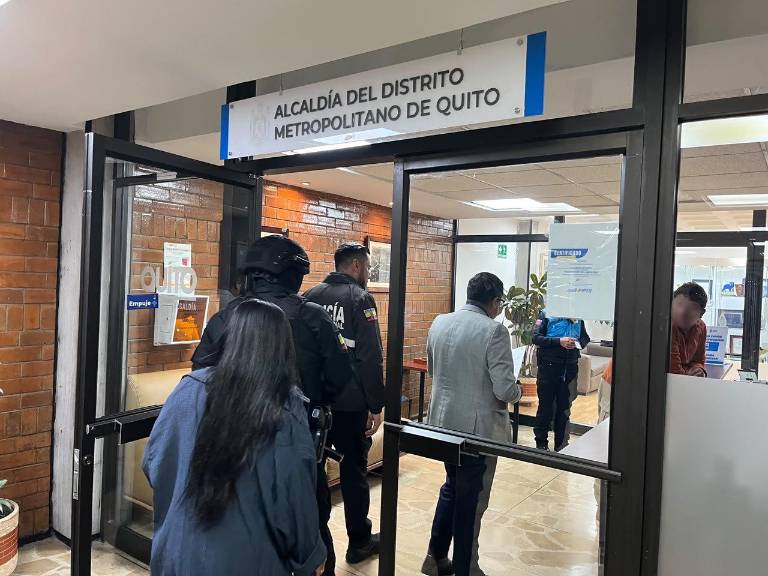 $!Fiscalía y Policía intervinieron en el Municipio de Quito.