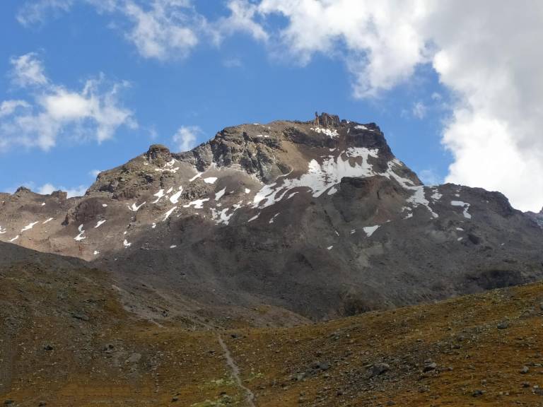 $!Fotografía del Volcán Carihuarazo, en Tungurahua. Su glaciar fue declarado extinto en el 2024.