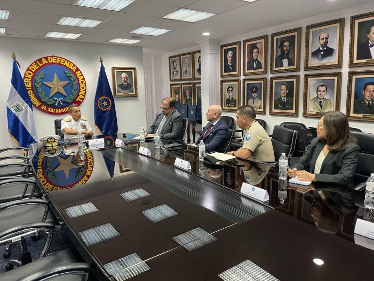 $!El Bloque de Seguridad de Ecuador reunido con el ministro de Defensa de El Salvador.