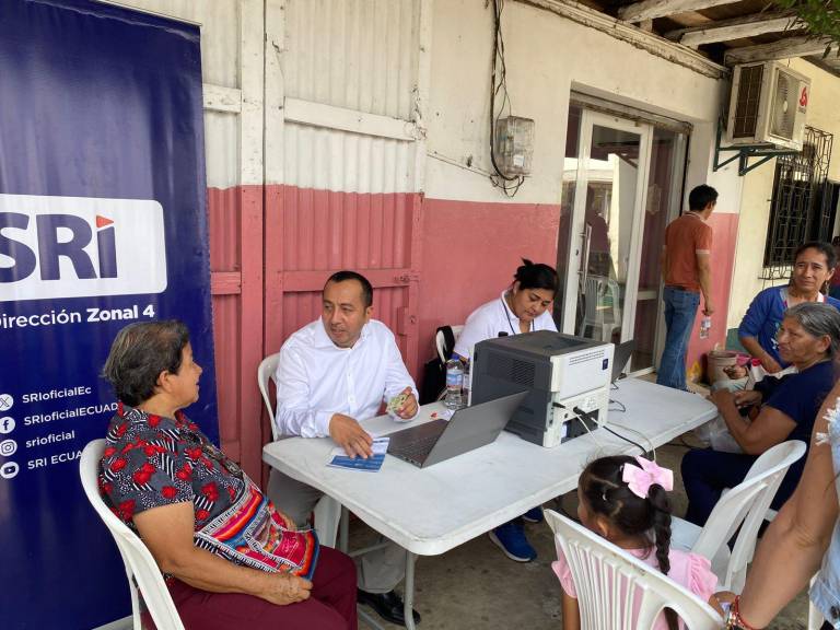 $!Personal del SRI en el cantón Junín, (Manabí,) informando sobre los procesos de RUC, claves, información tributaria y devolución del IVA.
