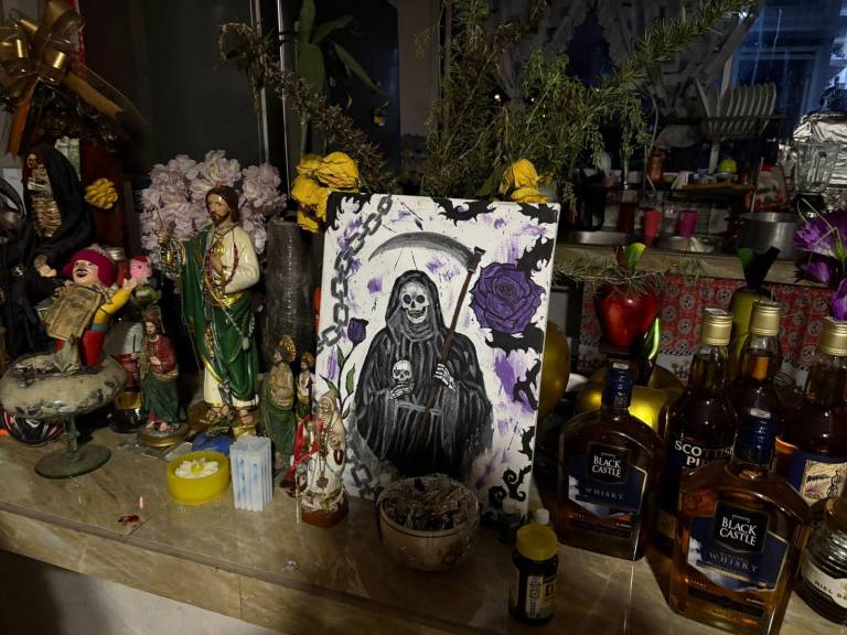 $!Durante los allanamientos, los investigadores también encontraron figuras de la santa muerte.