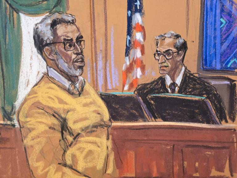 $!Fotografía de un dibujo realizado por la artista Jane Rosenberg donde aparece el rapero Sean Combs 'Diddy' (i) durante su declaración final ante el juez federal Arun Subramanian.