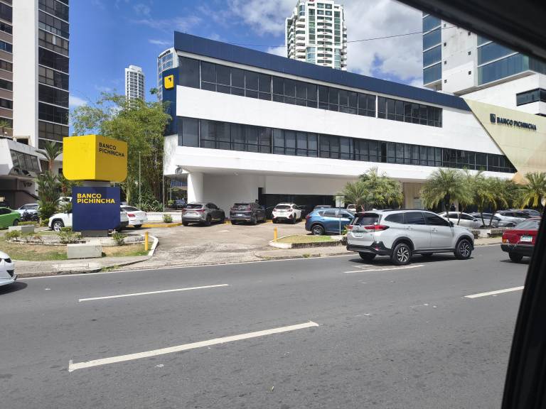 $!Fachada de una de las agencias de Banco Pichincha en Panamá.