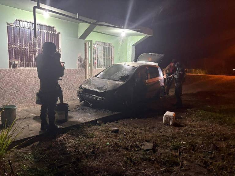 $!Uno de los vehículos incendiados por sujetos aún no detenidos, en la madrugada de este domingo, en Esmeraldas.