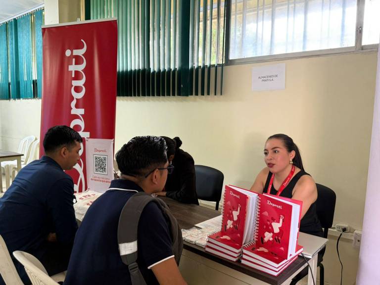 $!Alumnos y profesionales se acercan a los stands de empresas nacionales para buscar oportunidades laborales.
