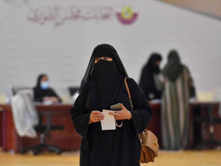 $!Así visten con frecuencia las mujeres que viven en Catar. En torno a visitantes, la página oficial de Turismo de Qatar recomienda a las extranjeras no usar escotes profundos ni prendas que revelen los hombros. Tampoco permite el uso de ropa rasgada.