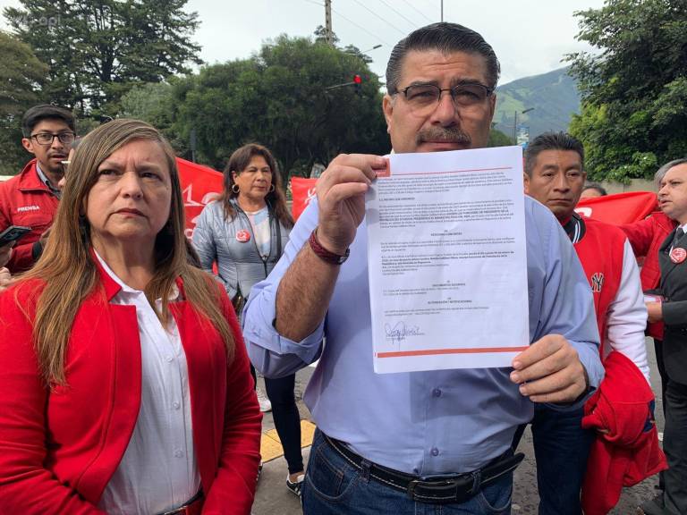 $!Escala sosteniendo su denuncia en contra del mandatario, afuera de la Fiscalía General del Estado.