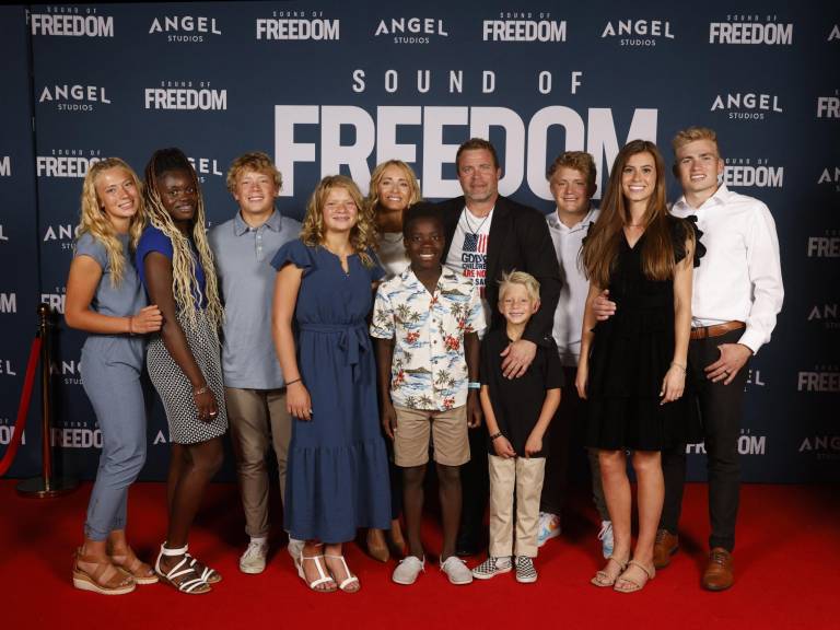 $!Tim Ballard posando con sus amigos y familia durante la premier de Sound of Freedom en Junio 28, 2023 en Vineyard, Utah.