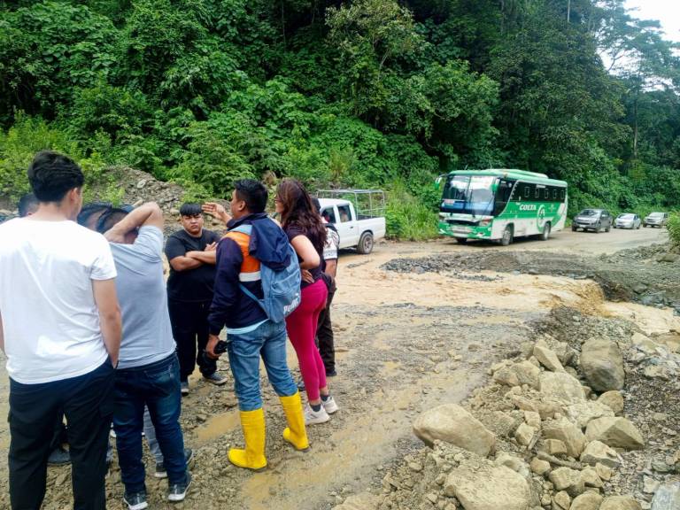 $!Personal de Gestión de Riesgos desbordamiento producido en el sector de La Soberana del cantón Cumandá.