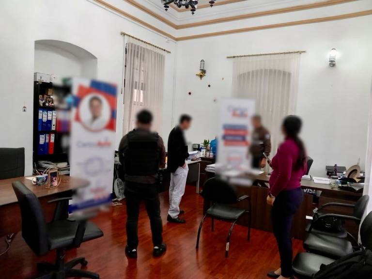 $!Allanamientos y diez detenciones en el Municipio de Riobamba por presuntos actos de corrupción