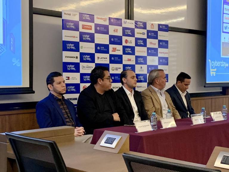 $!Autoridades del sector junto a representantes de marcas participantes del segundo Cyber day del 2025.