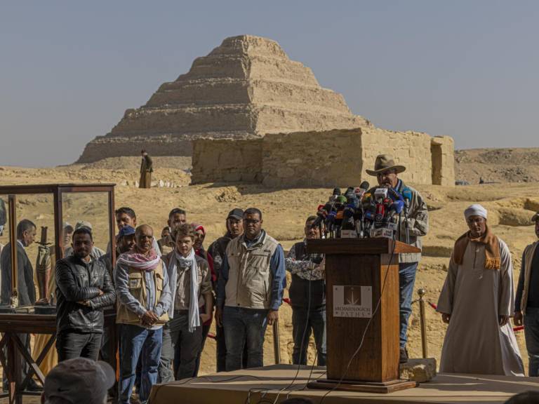 $!El mediático arqueólogo Zahi Hawass, anunció este jueves en Egipto el descubrimiento de cuatro tumbas de faraones y de una momia de más de 4.000 años.