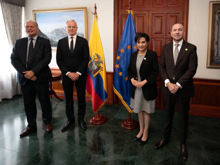 $!Wagner (segundo desde la izquierda) junto al ministro de Defensa, Giancarlo Loffredo, y la canciller Sommerfeld.