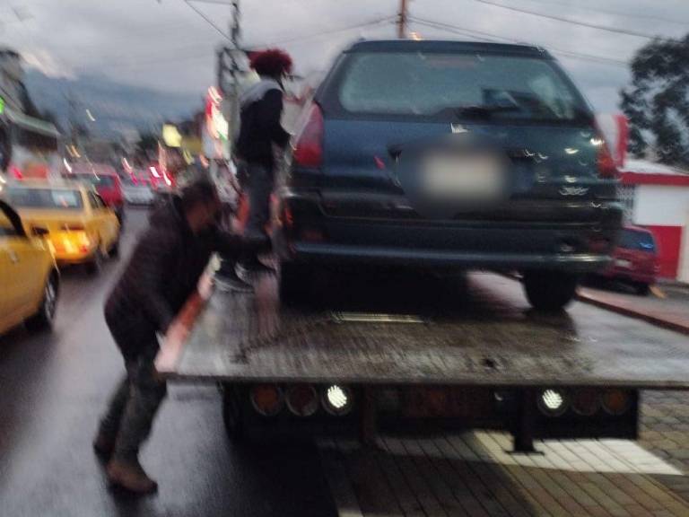 $!VIDEO: Agreden a Policías en Quito para evitar detención por conducir en estado etílico