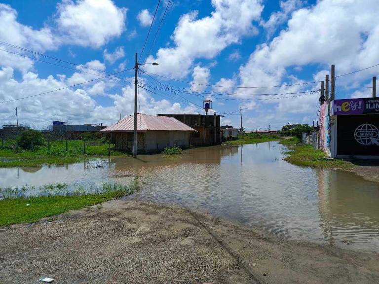 $!Algunas calles de Puerto Engabao se inundaron.