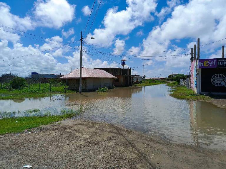 $!Algunas calles de Puerto Engabao se inundaron.