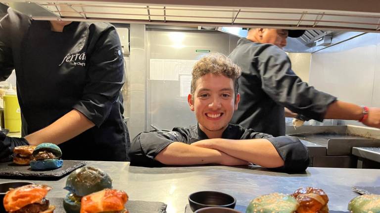 El chef Sebastián Espinoza posa en la cocina del recientemente inaugurado restaurant Ferrao, cuya especialidad son las hamburguesas de autor.