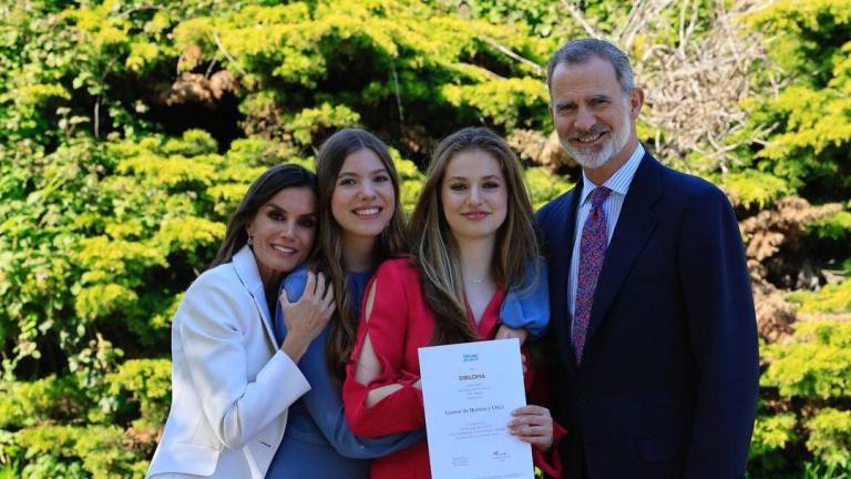 La heredera a la Corona de España culmina sus dos años de Bachillerato Internacional en el UWC Atlantic College con una ceremonia a la que han asistido los Reyes y la infanta Sofía.