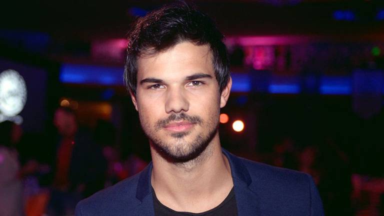 Taylor Lautner sorprende con un radical cambio de look