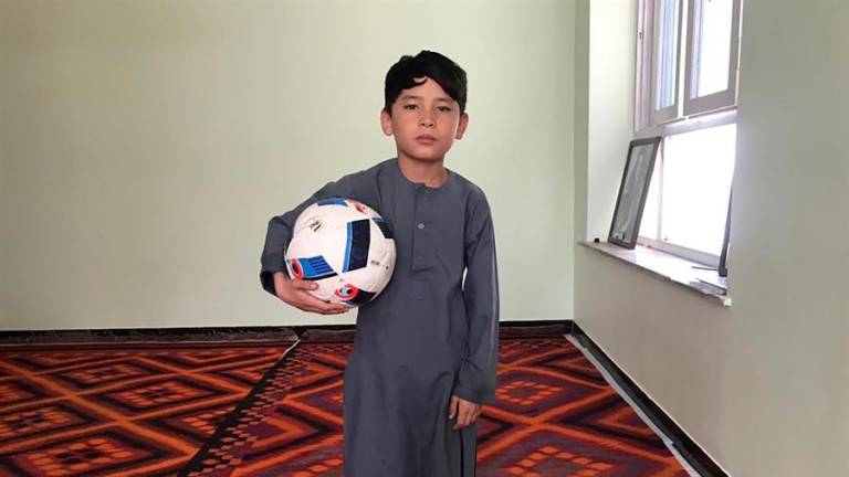 El niño afgano de la camiseta de plástico de Messi está atrapado por los talibanes y pide ayuda