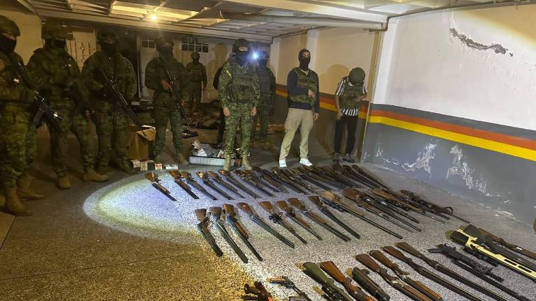 Ejército decomisa 54 armas y miles de municiones en una bodega clandestina en el norte de Quito