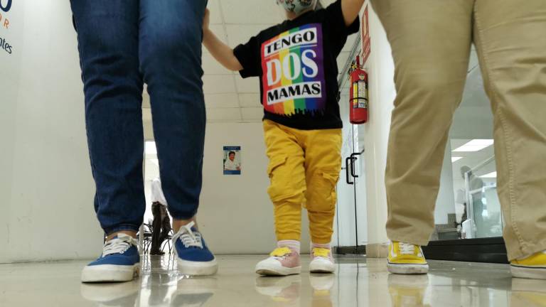 Inscriben a Raphaella con los apellidos de sus madres en Guayaquil, tras dos años de batallas legales