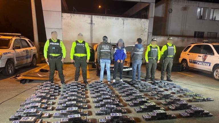 Golpe al narcotráfico: Incautan más de 3 millones de dosis de droga y una lancha con 1,5 toneladas de cocaína