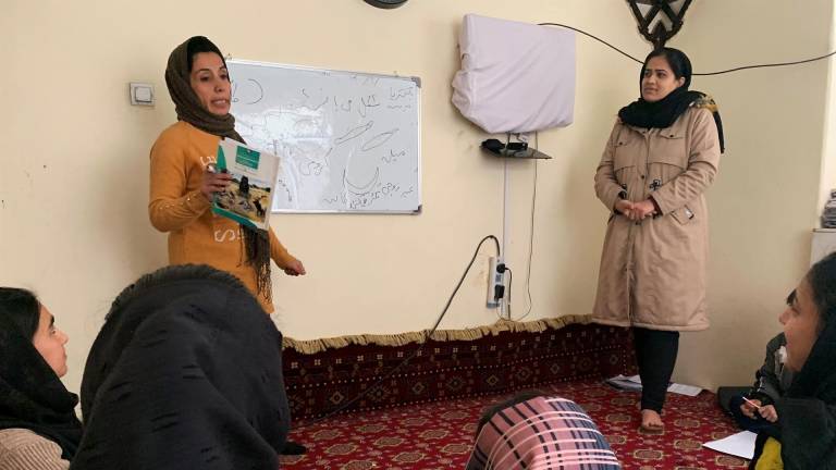 Las aulas clandestinas para niñas desafían la prohibición de los talibanes en Afganistán