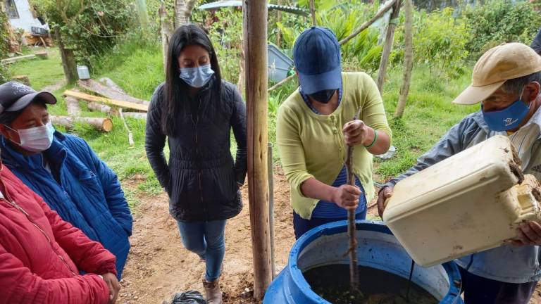 Agricultores se capacitan en la elaboración de bioinsumos