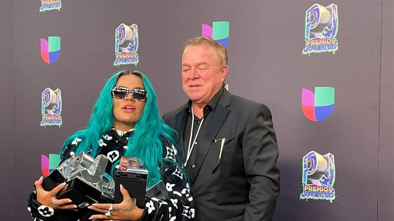 La cantante colombiana Karol G posa con sus premios junto a su padre Guillermo Giraldo al final de la gala de entrega de los Premios Juventud en el Watsco Center, en Coral Gables, Florida (EE.UU.).