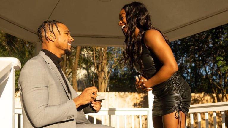 Simone Biles se compromete con jugador de la NFL