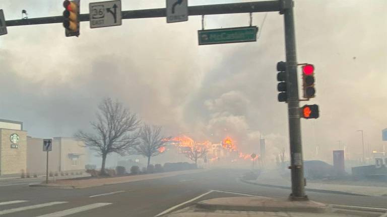 VIDEO: Incendios forestales en Colorado arrasaron con cientos de hogares durante el fin de año.