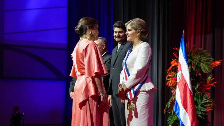 La vicepresidenta de Ecuador, María José Pinto (I), felicita a la nueva presidenta de Costa Rica, Laura Fernández.