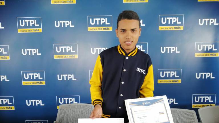 Junto a su diploma, la UTPL entregó a Kevin una tablet para que pueda utilizarla al estudiar.