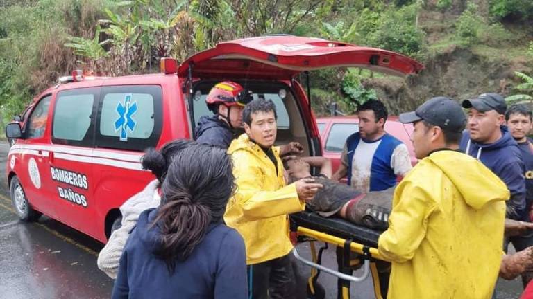 Desaparecidos y un fallecido por deslizamiento en la vía Baños - Puyo