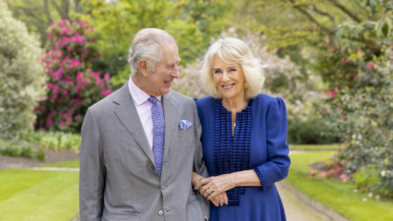El rey Carlos III y la reina Camilla en el jardín del Palacio de Buckingham en Londres, el 10 de abril. El jefe de Estado británico, el rey Carlos III, hará un regreso limitado a sus funciones públicas, después de que los médicos dijeran que estaban muy animados por el progreso de su tratamiento contra el cáncer.