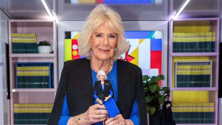 La reina Camila de Inglaterra y la muñeca Barbie hecha a su imagen