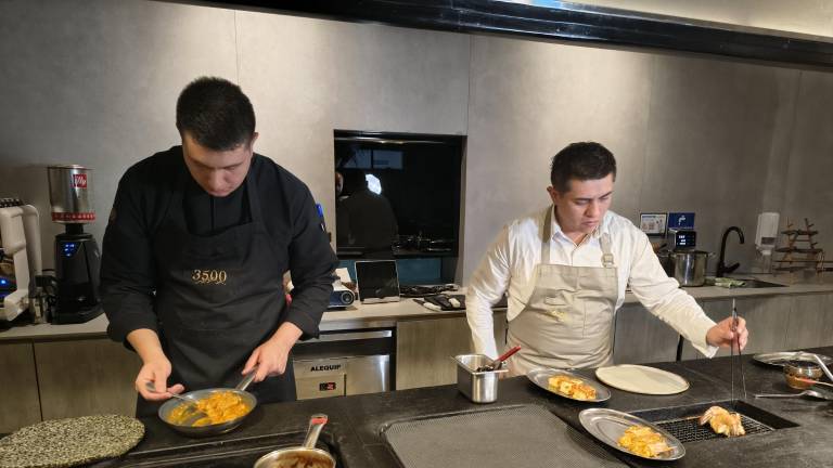 Dos chefs preparan los alimentos en una de las zonas del restaurante.