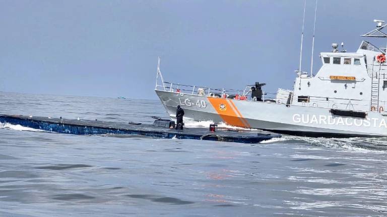 Armada intercepta un semisumergible con cuatro tripulantes a 140 millas de la costa ecuatoriana