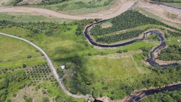 Derrame de petróleo en río de Esmeraldas está causando 'daños sin precedentes', alerta el alcalde Vicko Villacís