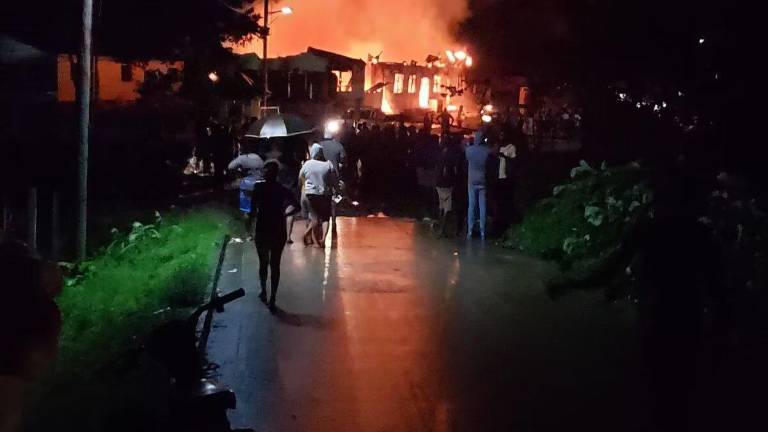 Mueren 19 niños y seis están en condición crítica por un incendio en una escuela de Guyana