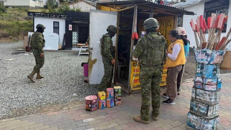 En operativo militar se decomisó pirotecnia ilegal que se vendía en Tungurahua